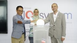 Direktur Utama Telkom Dian Siswarini (tengah), Direktur IT Digital Telkom Faizal Rochmad Djoemadi dan Utusan Khusus Presiden Bidang Pembinaan Generasi Muda dan Pekerja Seni (UKP Muda Seni) Raffi Ahmad dalam peluncuran AIcosystem.
