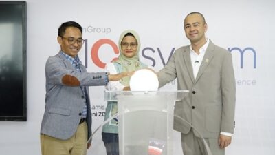 Direktur Utama Telkom Dian Siswarini (tengah), Direktur IT Digital Telkom Faizal Rochmad Djoemadi dan Utusan Khusus Presiden Bidang Pembinaan Generasi Muda dan Pekerja Seni (UKP Muda Seni) Raffi Ahmad dalam peluncuran AIcosystem.