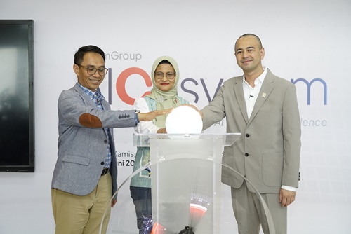 Direktur Utama Telkom Dian Siswarini (tengah), Direktur IT Digital Telkom Faizal Rochmad Djoemadi dan Utusan Khusus Presiden Bidang Pembinaan Generasi Muda dan Pekerja Seni (UKP Muda Seni) Raffi Ahmad dalam peluncuran AIcosystem.