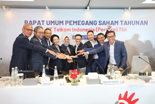 Kiri-kanan: Direktur Legal & Compliance Andy Kelana, Direktur Strategic Business Development & Portfolio Seno Soemadji, Direktur Network Nanang Hendarno, Direktur Enterprise & Business Service Veranita Yosephine, Direktur Utama Dian Siswarini, Direktur Human Capital Management Willy Saelan, Direktur Keuangan & Manajemen Risiko Arthur Angelo Syailendra, Direktur IT Digital Faizal R. Djoemadi, Direktur Wholesale & Internasional Service Budi Satria Dharma Purba usai agenda RUPS Tahunan tahun buku 2025 yang dilaksanakan secara daring di Jakarta, Senin, 8 Juni 2026.