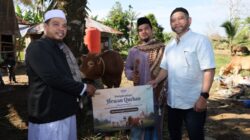Perwakilan Pondok Pesantren Fajrussalam Ustadz Hasan Basri dan Ustadz Khalid Bin Abdul Salam Shah bersama Direktur Strategic Business Development & Portfolio Telkom Seno Soemadji pada momen penyerahan hewan kurban dari TelkomGroup kepada masyarakat dalam rangka Hari Raya Iduladha 1447 H di Desa Menanggini, Aceh Tamiang.