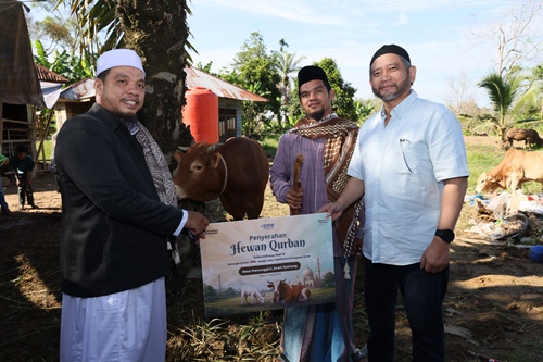 Perwakilan Pondok Pesantren Fajrussalam Ustadz Hasan Basri dan Ustadz Khalid Bin Abdul Salam Shah bersama Direktur Strategic Business Development & Portfolio Telkom Seno Soemadji pada momen penyerahan hewan kurban dari TelkomGroup kepada masyarakat dalam rangka Hari Raya Iduladha 1447 H di Desa Menanggini, Aceh Tamiang.