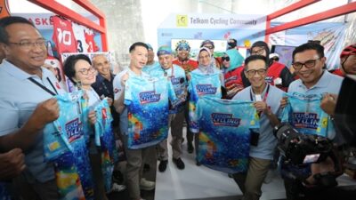 Direktur Utama Telkom Dian Siswarini bersama jajaran Direksi dan Senior Leader TelkomGroup mengunjungi booth Telkom Cycling Community pada rangkaian HUT ke-61 Telkom di The Telkom Hub, Jakarta, Senin (6/7). Kehadiran komunitas internal mencerminkan semangat kolaborasi dalam mendukung transformasi perusahaan.