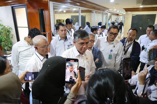 Menteri Ketenagakerjaan Yassierli memberikan keterangan kepada pers usai rapat kerja bersama Komisi IX DPR RI menyoal penguatan Program Magang Nasional (MagangHub), Senin, 6 Juli 2026.