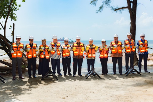 Kiri ke kanan: Mike Wiluan (Chief Executive Officer Nongsa Digital Park), Setyanto Hantoro (Managing Director Business 2 Danantara Indonesia), Kartika Listriana (Direktur Jenderal Penataan Ruang Laut, Kementerian Kelautan dan Perikanan Republik Indonesia), Kris Wiluan (Chairman Citramas Group), Nyanyang Haris Pratamura (Wakil Gubernur Kepulauan Riau), Airlangga Hartarto (Menteri Koordinator Bidang Perekonomian Republik Indonesia), Gan Kim Yong (Wakil Perdana Menteri sekaligus Menteri Perdagangan dan Industri Singapura), Dian Siswarini (Direktur Utama Telkom Indonesia), Hotmangaraja Panjaitan (Duta Besar Republik Indonesia untuk Singapura), Andreas Sohmen-Pao (Chairman BW Group), dan Ludovic Hutier (Chief Executive Officer BW Digital) melakukan prosesi simbolis pendaratan kabel bawah laut Nongsa Changi Cable (NCC) di Batam.