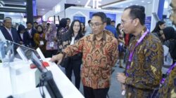 Direktur IT Digital Telkom Faizal Rochmad Djoemadi mengunjungi AI Zone Telkom pada DTI-CX 2026 untuk melihat langsung kapabilitas AIcosystem, termasuk Omni Communication Assistant (OCA). Solusi berbasis AI ini dirancang untuk membantu perusahaan meningkatkan efisiensi operasional sekaligus menghadirkan pengalaman pelanggan yang lebih responsif.