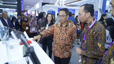 Direktur IT Digital Telkom Faizal Rochmad Djoemadi mengunjungi AI Zone Telkom pada DTI-CX 2026 untuk melihat langsung kapabilitas AIcosystem, termasuk Omni Communication Assistant (OCA). Solusi berbasis AI ini dirancang untuk membantu perusahaan meningkatkan efisiensi operasional sekaligus menghadirkan pengalaman pelanggan yang lebih responsif.