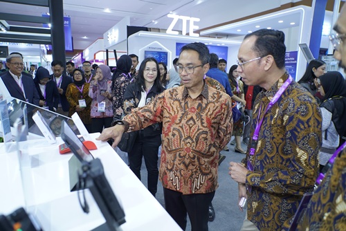 Direktur IT Digital Telkom Faizal Rochmad Djoemadi mengunjungi AI Zone Telkom pada DTI-CX 2026 untuk melihat langsung kapabilitas AIcosystem, termasuk Omni Communication Assistant (OCA). Solusi berbasis AI ini dirancang untuk membantu perusahaan meningkatkan efisiensi operasional sekaligus menghadirkan pengalaman pelanggan yang lebih responsif.