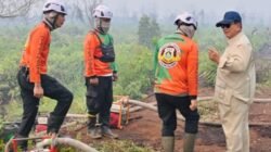 Presiden Prabowo Subianto meninjau salah satu lokasi terdampak kebakaran di Desa Limbung, Kabupaten Kubu Raya, Provinsi Kalimantan Barat, pada Sabtu, 22 Agustus 2026. Foto Laily Rachev/BPMI Setpres.