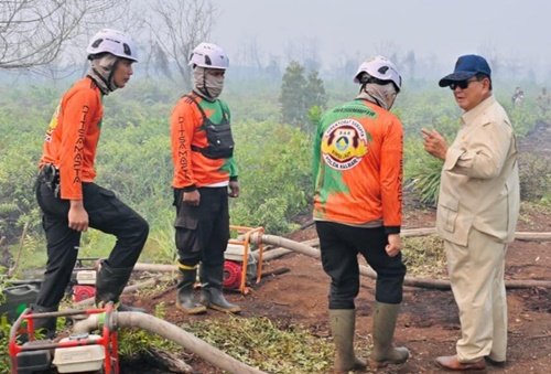 Presiden Prabowo Subianto meninjau salah satu lokasi terdampak kebakaran di Desa Limbung, Kabupaten Kubu Raya, Provinsi Kalimantan Barat, pada Sabtu, 22 Agustus 2026. Foto Laily Rachev/BPMI Setpres.