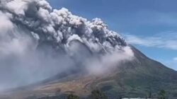 Letusan Gunung Sinabung, Karo, Sumatra Utara pada Senin, 31 Agustus 2026, mencapai ketinggian tiga kilometer lebih dari atas puncak. Foto Istimewa.