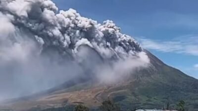 Letusan Gunung Sinabung, Karo, Sumatra Utara pada Senin, 31 Agustus 2026, mencapai ketinggian tiga kilometer lebih dari atas puncak. Foto Istimewa.