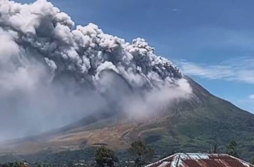 Letusan Gunung Sinabung, Karo, Sumatra Utara pada Senin, 31 Agustus 2026, mencapai ketinggian tiga kilometer lebih dari atas puncak. Foto Istimewa.