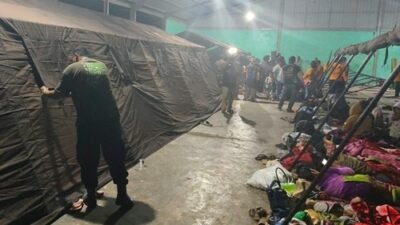 Dampak gunung Sinabung meletus dan masih tingginya aktivitas gunung Sinabung, ratusan warga Desa Kuta Tengah, Kecamatan Simpang Empat, Kabupaten Karo, Sumatra Utara, mengungsi ke Posko Penanganan Darurat di Desa Sukatepu, Kecamatan Naman Teran. Fotoo BPBD Kabupaten Karo.