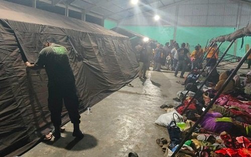 Dampak gunung Sinabung meletus dan masih tingginya aktivitas gunung Sinabung, ratusan warga Desa Kuta Tengah, Kecamatan Simpang Empat, Kabupaten Karo, Sumatra Utara, mengungsi ke Posko Penanganan Darurat di Desa Sukatepu, Kecamatan Naman Teran. Fotoo BPBD Kabupaten Karo.