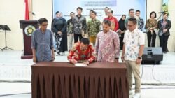 Ketua Ikatan Alumni Etnomusikologi Fakultas Ilmu Budaya Universitas Sumatera Utara, Edward Fransisco Bangun menandatangani berita acara pelantikan Pengurus IKA Etnomusikologi FIB USU 2026-2030. Foto Istimewa.