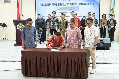 Ketua Ikatan Alumni Etnomusikologi Fakultas Ilmu Budaya Universitas Sumatera Utara, Edward Fransisco Bangun menandatangani berita acara pelantikan Pengurus IKA Etnomusikologi FIB USU 2026-2030. Foto Istimewa.