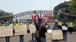 Koalisi Pegiat HAM dan Anti Korupsi Selamatkan Indonesia (KPH AKSI) menggelar aksi mendesak kepolisian mengusut kasus keracunan MBG, Selasa, 29 September 2026.