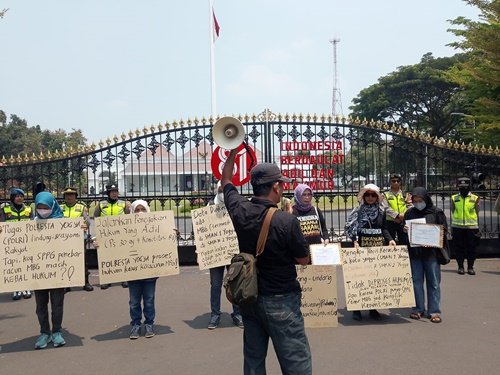 Koalisi Pegiat HAM dan Anti Korupsi Selamatkan Indonesia (KPH AKSI) menggelar aksi mendesak kepolisian mengusut kasus keracunan MBG, Selasa, 29 September 2026.