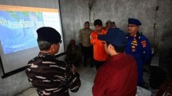 Wamen Komdigi Nezar Patria saat meninjau Posko SAR Gabungan pencarian lima jurnalis hilang bersama tiga awak kapal di perairan Selat Sunda, Carita, Pandeglang, pada Sabtu, 12 September 2026. Foto: Anhar/Komdigi.