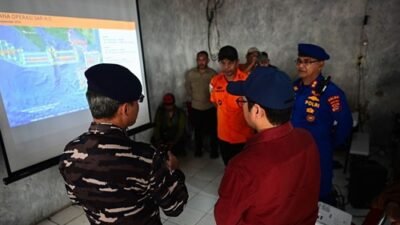 Wamen Komdigi Nezar Patria saat meninjau Posko SAR Gabungan pencarian lima jurnalis hilang bersama tiga awak kapal di perairan Selat Sunda, Carita, Pandeglang, pada Sabtu, 12 September 2026. Foto: Anhar/Komdigi.