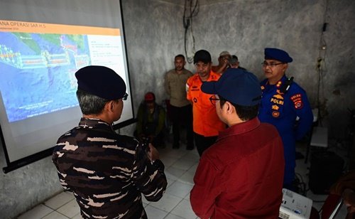 Wamen Komdigi Nezar Patria saat meninjau Posko SAR Gabungan pencarian lima jurnalis hilang bersama tiga awak kapal di perairan Selat Sunda, Carita, Pandeglang, pada Sabtu, 12 September 2026. Foto: Anhar/Komdigi.