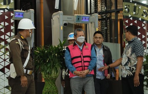 Mantan Sekjen Kementerian ESDM, MTP ditetapkan sebagai tersangka dalam kasus korupsi tata kelola komoditas nikel. Foto Puspenkum Kejagung.