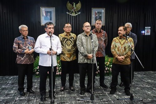 Konferensi pers Menteri Ketenagakerjaan Yassierli bersama Menteri Investasi dan Hilirisasi/Kepala BKPM, Rosan P. Roeslani menyoal pelayanan penggunaan Tenaga Kerja Asing (TKA) melalui Online Single Submission (OSS).