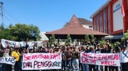 Warga memprotes pembangunan On the Rock dan penutupan akses ke pantai Watubolong, Gunungkidul, Yogyakarta.