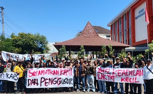 Warga memprotes pembangunan On the Rock dan penutupan akses ke pantai Watubolong, Gunungkidul, Yogyakarta.