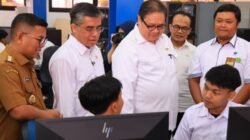 Menteri Koordinator Bidang Perekonomian Airlangga Hartarto, Menteri Ketenagakerjaan Yassierli, Gubernur Banten Andra Soni saat membuka Pelatihan Vokasi Nasional Batch 4 Tahun 2026 yang diikuti 12.128 peserta secara serentak di berbagai daerah.