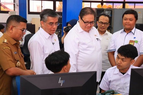 Menteri Koordinator Bidang Perekonomian Airlangga Hartarto, Menteri Ketenagakerjaan Yassierli, Gubernur Banten Andra Soni saat membuka Pelatihan Vokasi Nasional Batch 4 Tahun 2026 yang diikuti 12.128 peserta secara serentak di berbagai daerah.