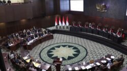 Suasana sidang pemeriksaan gugatan kelengkapan dan keabsahan syarat Gibran saat maju Cawapres 2024, di ruang sidang Mahkamah Konstitusi pada Senin, 21 September 2026. Foto Ifa.