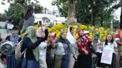Aksi “Suara Ibu Indonesia” menuntut dihentikannya program makan bergizi gratis (MBG) di Bundaran UGM, Yogyakarta, pada Selasa, 8 September 2026. Foto Rienews.com.