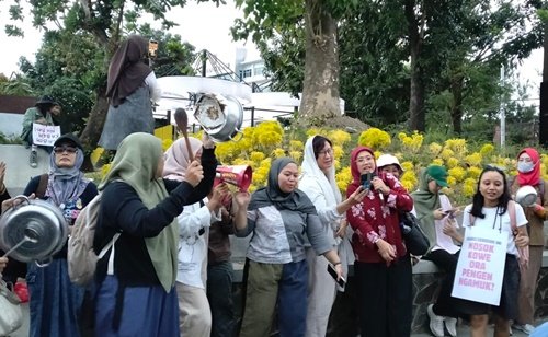 Aksi “Suara Ibu Indonesia” menuntut dihentikannya program makan bergizi gratis (MBG) di Bundaran UGM, Yogyakarta, pada Selasa, 8 September 2026. Foto Rienews.com.