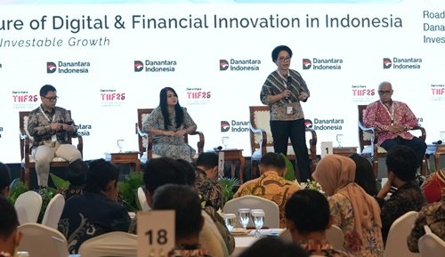 Direktur Enterprise & Business Service Telkom Veranita Yosephine saat menyampaikan paparan dalam sesi panel “The Future of AI in Indonesia” pada rangkaian Road to Danantara Technology Innovation Investment Forum (DTIIF) 2026 di Auditorium Wisma Danantara Indonesia, Jakarta, Kamis, 8 Oktober 2026.
