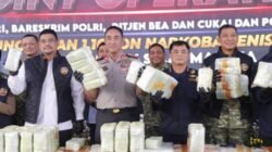 Kapolri Jenderal Polisi Suyudi Ario Seto menunjukkan barang bukti 1,16 ton Ketamin HCI yang berhasil ditangkap tim gabungan dari kapal tanker MT Global 168, dalam konferesi pers Pelabuhan Pelindo Bandar Deli Belawan, Sumatra Utara, Jumat, 23 Oktober 2026. Foto Humas Polri.