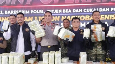 Kapolri Jenderal Polisi Suyudi Ario Seto menunjukkan barang bukti 1,16 ton Ketamin HCI yang berhasil ditangkap tim gabungan dari kapal tanker MT Global 168, dalam konferesi pers Pelabuhan Pelindo Bandar Deli Belawan, Sumatra Utara, Jumat, 23 Oktober 2026. Foto Humas Polri.