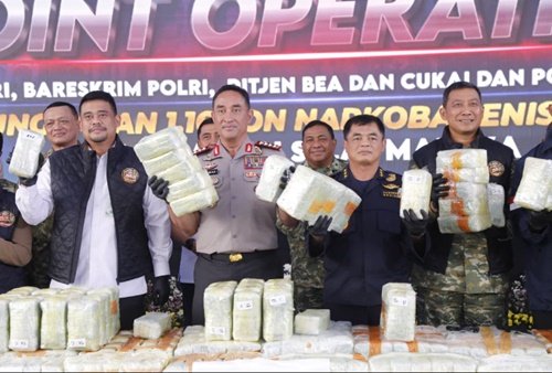 Kapolri Jenderal Polisi Suyudi Ario Seto menunjukkan barang bukti 1,16 ton Ketamin HCI yang berhasil ditangkap tim gabungan dari kapal tanker MT Global 168, dalam konferesi pers Pelabuhan Pelindo Bandar Deli Belawan, Sumatra Utara, Jumat, 23 Oktober 2026. Foto Humas Polri.