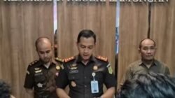Kepala Kejari Lamongan Hendro Wasisto memberikan keterangan pers soal kasus alih fungsi tanah negara di Dusun Klayar, Desa Sidokelar, Kecamatan Paciran, Kabupaten Lamongan, Jawa Timur.
