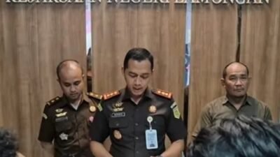 Kepala Kejari Lamongan Hendro Wasisto memberikan keterangan pers soal kasus alih fungsi tanah negara di Dusun Klayar, Desa Sidokelar, Kecamatan Paciran, Kabupaten Lamongan, Jawa Timur.