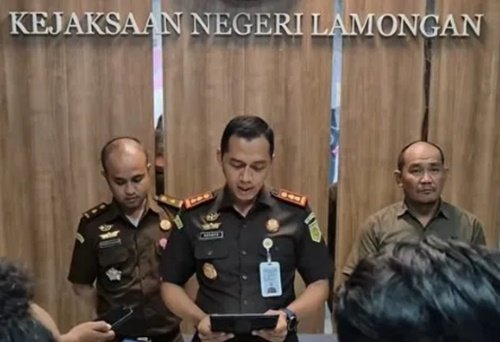 Kepala Kejari Lamongan Hendro Wasisto memberikan keterangan pers soal kasus alih fungsi tanah negara di Dusun Klayar, Desa Sidokelar, Kecamatan Paciran, Kabupaten Lamongan, Jawa Timur.