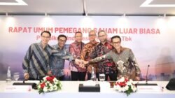 Kiri ke kanan: Direktur Keuangan & Manajemen Risiko Telkom Arthur Angelo Syailendra, Direktur Network Telkom Budi Satria Dharma Purba, Direktur Utama Telkom Nanang Hendarno, Direktur Legal & Compliance Telkom Andy Kelana, Direktur Strategic Business Development & Portfolio Telkom Seno Soemadji, dan Direktur Human Capital Management Telkom Willy Saelan usai rangkaian agenda Rapat Umum Pemegang Saham Luar Biasa (RUPSLB) Telkom, dalam RUPSLB Telkom 2026 pada Rabu, 30 September 2026.