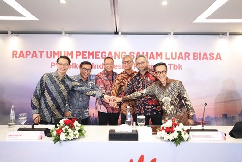 Kiri ke kanan: Direktur Keuangan & Manajemen Risiko Telkom Arthur Angelo Syailendra, Direktur Network Telkom Budi Satria Dharma Purba, Direktur Utama Telkom Nanang Hendarno, Direktur Legal & Compliance Telkom Andy Kelana, Direktur Strategic Business Development & Portfolio Telkom Seno Soemadji, dan Direktur Human Capital Management Telkom Willy Saelan usai rangkaian agenda Rapat Umum Pemegang Saham Luar Biasa (RUPSLB) Telkom, dalam RUPSLB Telkom 2026 pada Rabu, 30 September 2026.