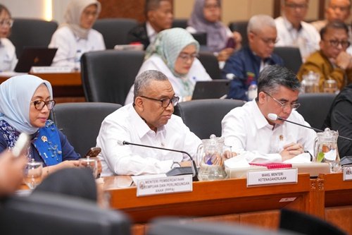 Menteri Ketenagakerjaan (Menaker) Yassierli dalam rapat kerja bersama Komisi IX DPR RI yang dipimpin Wakil Ketua DPR RI Sufmi Dasco Ahmad menyoal RUU Pelindungan Ketenagakerjaan.