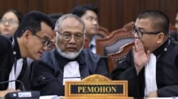 Kuasa Hukum Pemohon Refly Harun bersama Bambang Widjojanto dan Pemohon Denny Indrayana saat mengikuti sidang pengucapan putusan sengketa menyoal keabsahan syarat Gibran Rakabuming Raka saat pencalonan di Pilpres 2024, pada Selasa malam, 6 Oktober 2026, di Ruang Sidang MK. Foto Ifa/mkri.id.