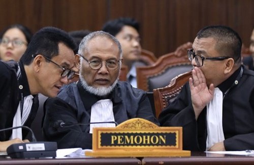 Kuasa Hukum Pemohon Refly Harun bersama Bambang Widjojanto dan Pemohon Denny Indrayana saat mengikuti sidang pengucapan putusan sengketa menyoal keabsahan syarat Gibran Rakabuming Raka saat pencalonan di Pilpres 2024, pada Selasa malam, 6 Oktober 2026, di Ruang Sidang MK. Foto Ifa/mkri.id.